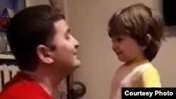 Шухрат Улфатов со своим сыном. Фото из семейного альбома.