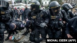 پراګ کې د روسیې سفارت مخ ته د روسیې په ملاتړ اعتراضونه