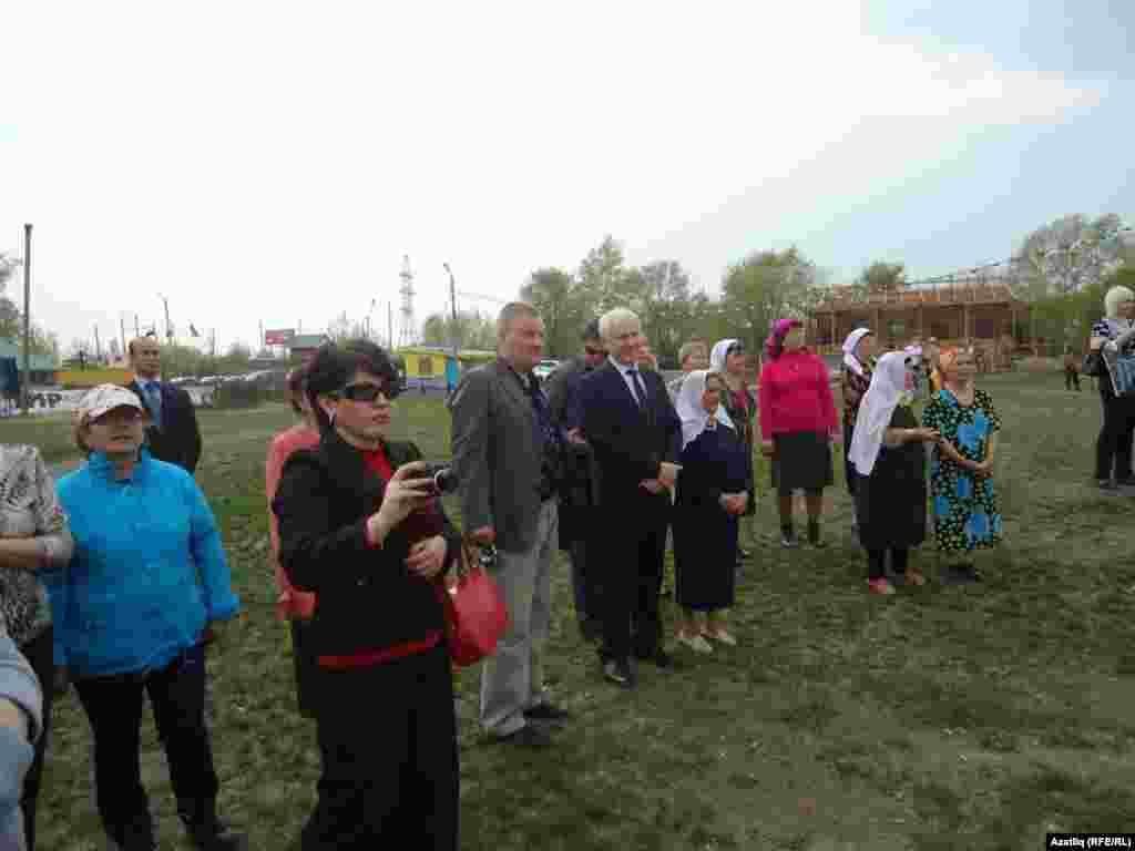 Кунаклар балалар бию ансамбле чыгышын карый