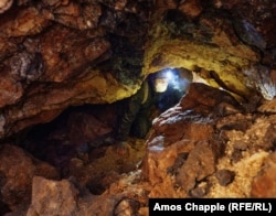 Якуб Кристек маневрирует в частично обрушившемся урановом руднике на юге Чехии, заброшенном примерно в 1960-х