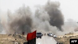 Brega şäherine tarap ilerläp barýan söweşijiler şäheriň gündogar çetinde artilleriýanyň hüjümleri bilen ýüzbe-ýüz boldular, 5-nji aprel.