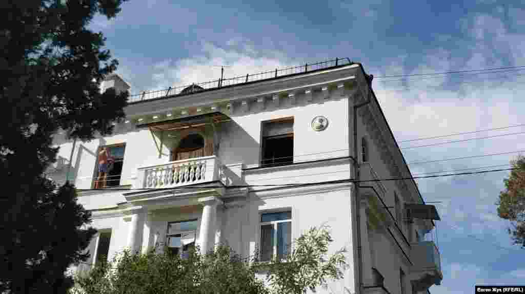 На Корабельній стороні Севастополя багато пов&#39;язано з ім&#39;ям Івана Дмитровича Папаніна &ndash; радянського дослідника Арктики, доктора географічних наук, контр-адмірала, двічі Героя Радянського Союзу. &nbsp; Кореспондент прогулявся вулицею Папаніна в Севастополі і зафіксував прогулянку на фото