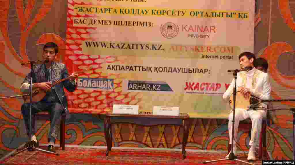 2-орын алған Алтынбек Ибрагимов (сол жақта) пен Амангелді Сейілхан.