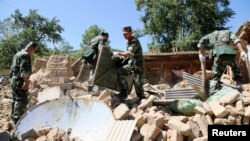 Кытай -- Куткаруучулар имараттын урандыларынын арасынан адамдарды издөөдө. Диңси шаары, 22-июль, 2013. 