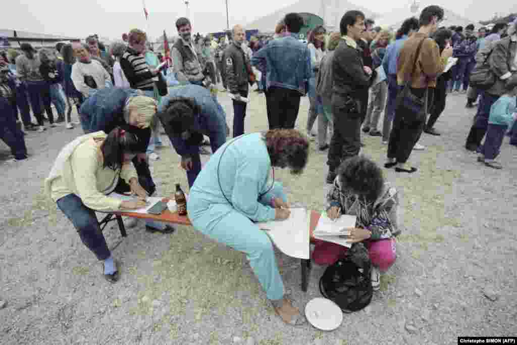 East Germans arrive from Hungary, via Austria, at the&nbsp;Hengersberg refugee camp in Passau, Germany, on September 12. An estimated 70,000&nbsp;East Germans fled to the West within days of the opening of the Hungarian border.&nbsp;