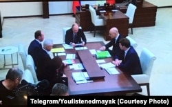 Журналістам кремлівського пулу, допущеним до резиденції Путіна, доводиться слухати його по телевізору, який транслює нараду. Фото: від листопада 2019-го року