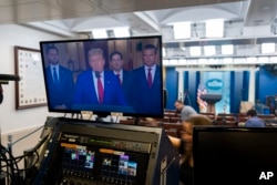 Трампнинг Оқ уйдаги чиқиши пайти унинг ортида вице-президент Жей Ди Ванс, ташқи ишлар вазири Марко Рубио ва мудофаа вазири Пит Хегсет туришди.