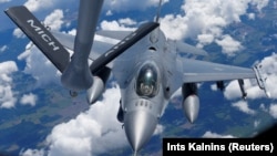 АҚШ әскери әуе күштерінің F-16 ұшағы. (Көрнекі сурет.)