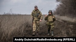 Капелан Андрій Зелінський (праворуч) веде розмову з морським піхотинцем Павлом, який супроводжував нас до передових позицій під Водяним