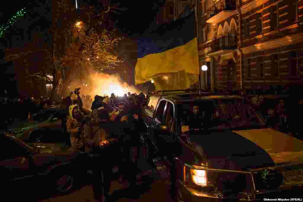 Першими йшли фани з плакатом &laquo;Одна єдина соборна Україна&raquo;