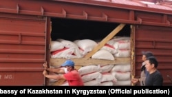Первая партия муки из Казахстана. Фото посольства РК в Кыргызстане. 18 мая 2021 года.