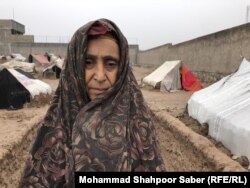 بی‌بی‌گل یکی از بیجا شدگان در هرات