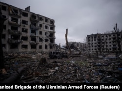 Уламки на задньому дворі багатоквартирних будинків, пошкоджених російськими військовими ударами у прифронтовому місті Костянтинівка. Донецька область, Україна, 12 листопада 2025 року