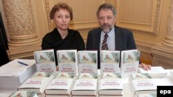 Марина Литвиненко и Александр Гольдфарб написали книгу, изданную в 26 странах и на 16 языках