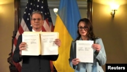 АКШнын Финансы министри Скотт Бессент жана Украинанын вице-премьер-министри Юлия Свириденко келишимге кол койгондон кийин. Вашингтон, 30-апрель 2025-жыл