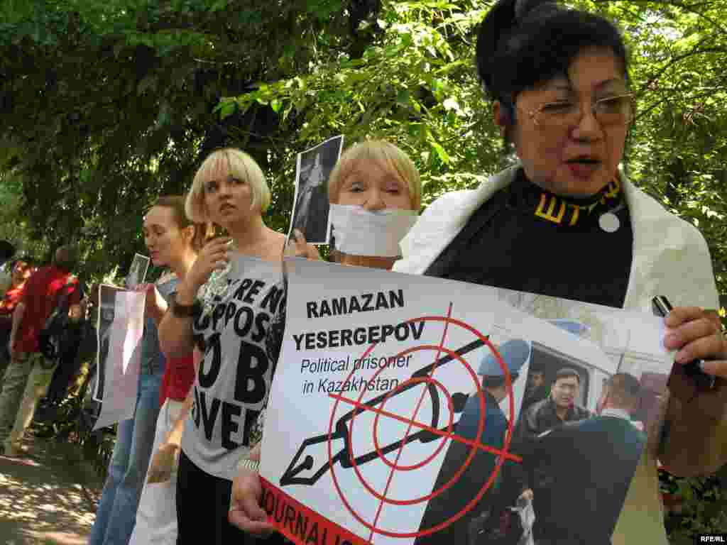 Представители прессозащитных организаций участвуют в акции протеста в защиту свободы слова.  - На снимке: Розлана Таукина, президент общественного фонда «Журналисты в беде» (справа) и Тамара Калеева, президент общественного фонда защиты свободы слова «Адиль соз» (вторая справа). Алматы, 24 июня 2009 г.