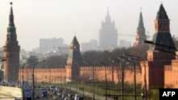 Понятие и слово «Кремль» возникает в XIV веке и означает вовсе не «замок вне города», а «город с государевым двором в центре»