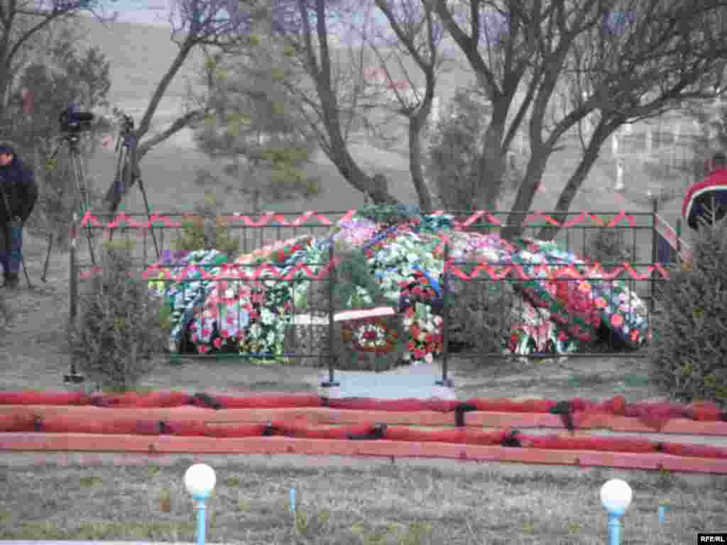 Президент Курманбек Бакиев "Ата-Бейитте" сүйлөгөн сөзүндө Бишкекте Айтматовго эстелик коюуга сынак жарыялаганын айтты. - 12 декабря с участием Президента КР Курманбека Бакиева в мемориальном комплексе «Ата-Бейит» состоялось поминальное мероприятие, посвященное дню рождения Героя Кыргызской Республики, Героя Социалистического труда, Народного писателя Кыргызской Республики Чингиза Торекуловича Айтматова.  Глава государства возложил венок на могилу Ч.Айтматова. 