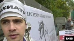 Оьрсийчоь --Iедална товш боцчу нахана Москохарчу Сербскийн институто cинIаткъаман цамгарш тIекхуллу аьлла хIоттийначу гуламера сурт, 17Sep2003