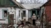Жінка біля зруйнованого будинку. Дебальцеве, 17 березня 2015 року