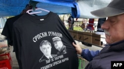 Боснійський серб показує футболку з зображеннями Радована Караджича та Ратко Младича на вулиці містецка Баня-Луці (Боснія-Герцеговина), 14 жовтня 2009 року