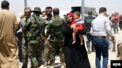 Эрбилдеги ирактын жоокерлери Мосул шаарынан келген качкындарды өткөрүүдө. Ирак.  2014-жыл. 