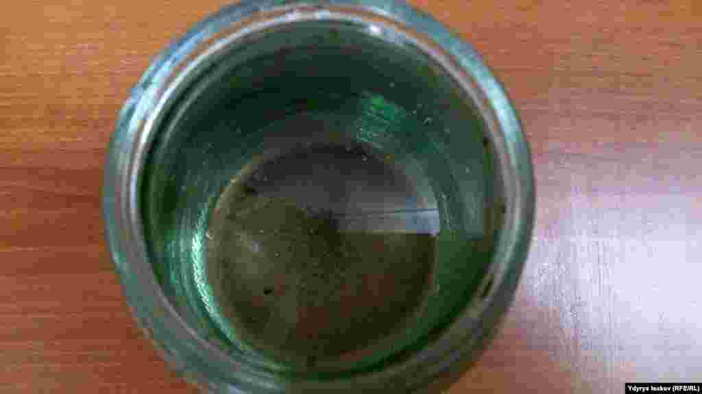 Дарыядан алынган суунун кири идиштин түбүнө ушинтип тунуп калат.