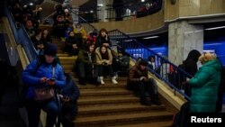 Киевде орус аскерлеринин соккусу учурунда адамдар метро станциясынын ичине баш калкалашты.