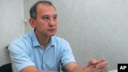 Мұхтар Жәкішевтің Қазақстан ұлттық қауіпсіздік комитетінің тергеу абақтысында қамауда отырғанда түскен суреті. Астана (қазір - Нұр-Сұлтан), 18 шілде 2009 жыл.
