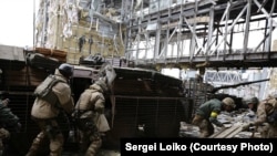 «Кіборги» (українські військові, які захищали донецький аеропорт) під обстрілом забирають тіло танкіста, 19 жовтня 2014 року 