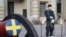 Швэдзкі салдат стаіць на варце каля цырыманіяльнай гарматы ў двары Каралеўскага палацу ў Стакгольме, 25 лютага 2024