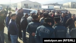 Полицейские призывают протестующих открыть дорогу, 9 января 2018 г.