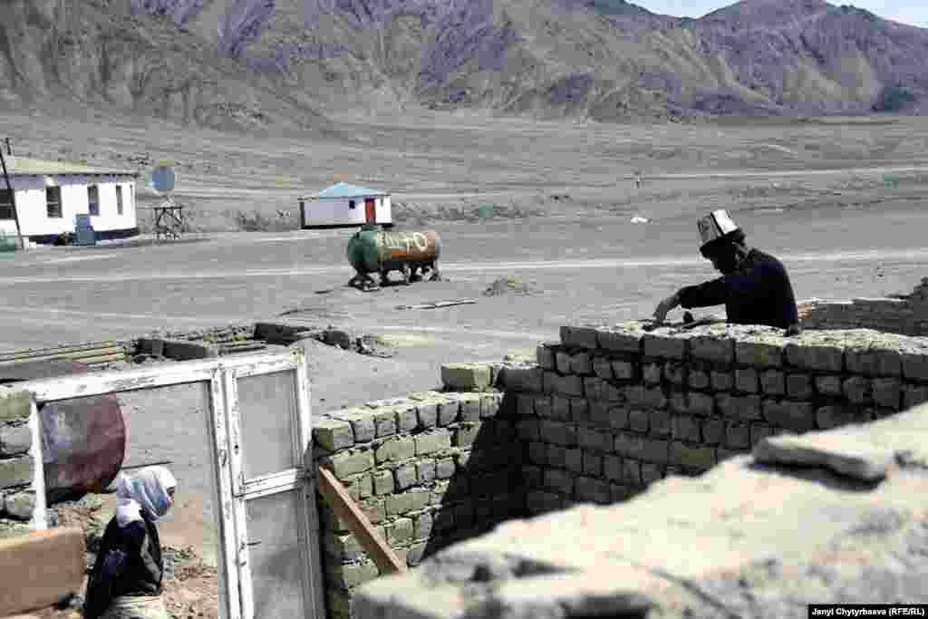 Сүрөттө: Мургабдын тургуну саман кирпичтен үй салып жатат, солдо үлгүлүү Мургаб үйү.&nbsp;Мургаб үйүндөгү АКТЕД уюму&nbsp;жаңы технология менен жасалган жылуу терезе алып келет, бирок ага жергиликтүү элдин көпчүлүгүнүн чөнтөгү түтпөйт.