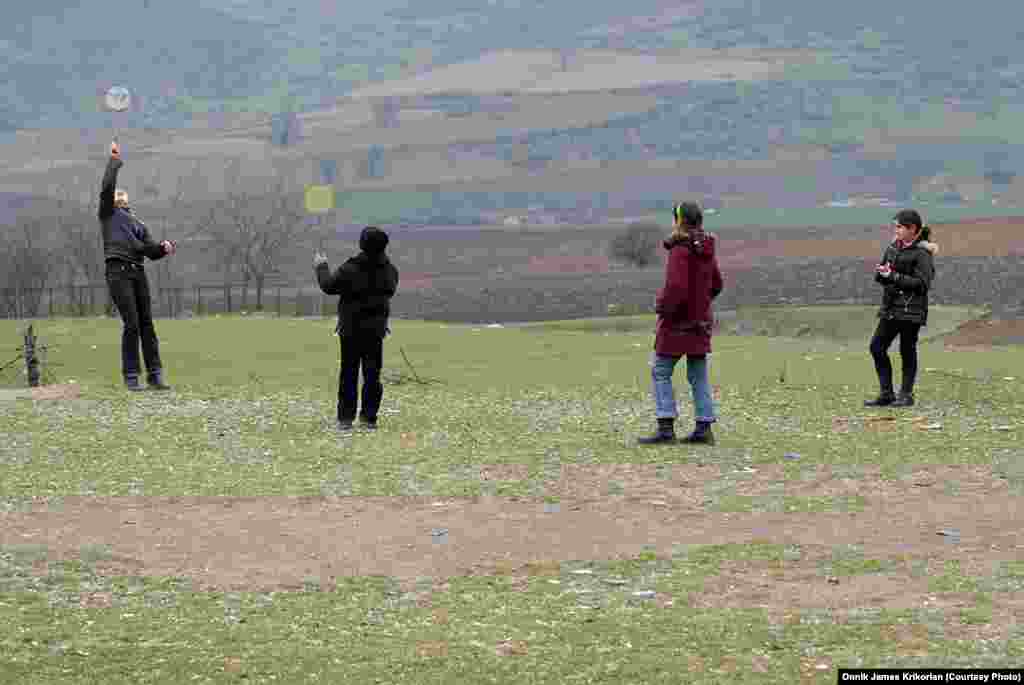 Дети вместе играют после занятий в школе