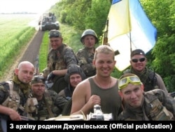 Олександр Джунківський (по центру) з побратимами