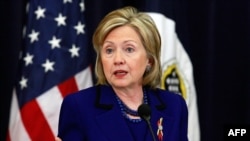 Мамлекеттик департаменттин дүйнөдөгү адам укуктарынын абалына арналган кезектеги жылдык доклады менен мамкатчы Хиллари Клинтон тааныштырды. 