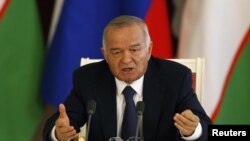 Ислам Каримов эмне үчүн өзүнүн жарандары Орусияга иш издеп кетип жатканын такыр түшүнбөй турганын алгачкы жолу катуу сын менен билдирди.