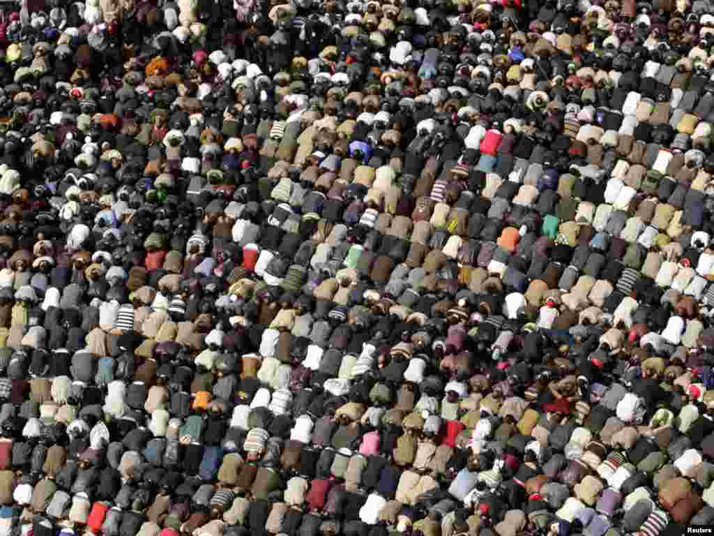 Демонстрациячеләр Тәхрир мәйданында җомга намазын укый. 11 февраль 2011.