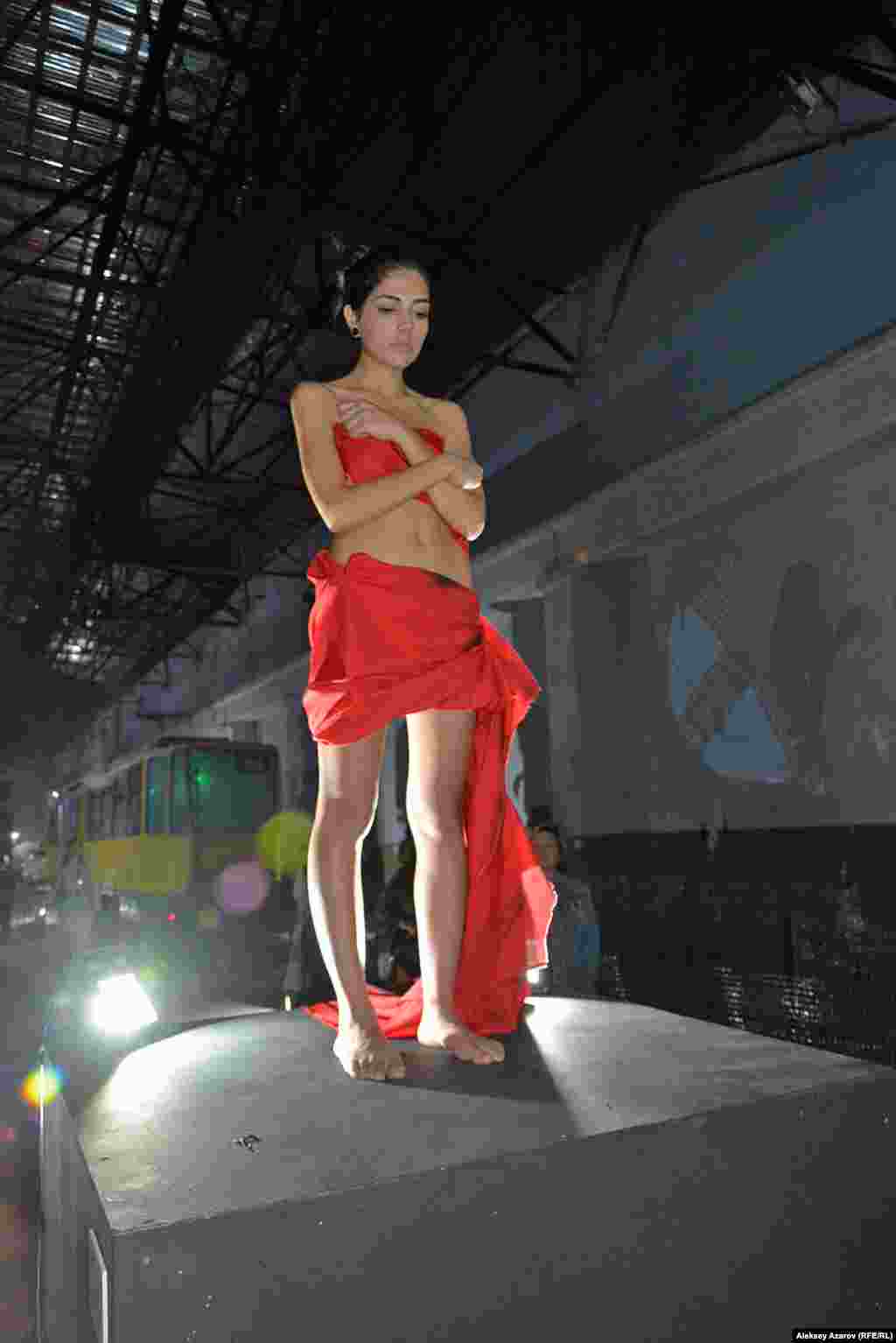 Перформанс Заринэ Киракосян &laquo;Цикличность&raquo;. Обнаженная, сутулая девушка (по замыслу, это символизирует стыдливость) стоит на подиуме. Белый цвет тела символизирует чистоту, невинность. Красная ткань (а это 30-метровый шлейф сзади), идущая от бедёр, струится спиралью, символизируя повреждения &laquo;жизненного цикла&raquo;. Заринэ своим перформансом хотела обратить внимание на зачастую безразличное отношение к такой проблеме молодых девушек и женщин, как воспаление детородных органов, и непонимание ее.