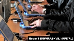 Gazagystanyň Gumilýow adyndaky Ýewraziya uniwersitetiniň prorektory Dihan Kazabegiň sözlerine görä, Umumy milli synagyň kompýuterler arkaly geçirilip, netijeleriň hem kompýuter arkaly barlanyp, yglan edilmegi, synaglaryň adalatly bolmagyny üpjün edýär.