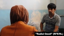 Хушнудаи Файзалӣ ба саволҳои хабарнигори Радиои Озодӣ Маҳмудҷон Раҳматзода посух медиҳад. Аммо ӯ нахост, чеҳрааш нишон дода шавад