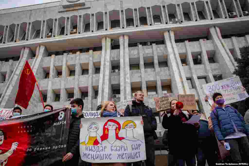 Расмий маалыматтарга ылайык Кыргызстанда январь айынан бери 727 үй-бүлөлүк зомбулук Кылмыш жана жоруктардын бирдиктүү реестрине катталган. Ички иштер министрлигинин басма сөз кызматы 1-мартта билдиргендей, зомбулуктун басымдуу бөлүгү Бишкек жана Чүй облустарында болгон. &nbsp; 