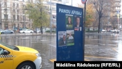 Panou cu afișe electorale pe o stradă din București, în timpul campaniei electorale pentru alegerea primarului general.