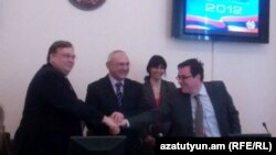 Անդրեյ Սորոկինը, Տիգրան Մուկուչյանը եւ Թրայան Հրիստեան ստորագրում են փոխըմբռնման հուշագիրը: