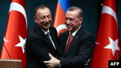 Արխիվ – Ադրբեջանի նախագահ Իլհամ Ալիևը (ձախից) և Թուրքիայի նախագահ Ռեջեփ Թայիփ Էրդողանը ողջագուրվում են երկկողմ բանակցություններից հետո, Անկարա, Թուրքիա