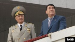 Türkmenistanyň öňki prezidenti Saparmyrat Nyýazow (sagda) we öňki goranmak ministri Agageldi Mämmetgeldiýew, 2006-njy ýyl.