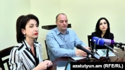 Слева направо: Член фракции «Еркир цирани» Совета старейшин Еревана Анна Агекян, заместитель председатель партии «Еркир цирани» Карапет Агаджанян и член фракции Марина Хачатрян, Ереван, 26 июня 2017 г. 