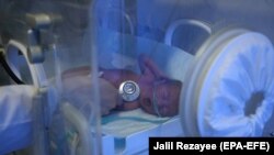 گفته میشود که در نبود داکتران و نرس قابله های زن در افغانستان بار دیگر میزان مرگ و میر نوزادان و مادران افزایش خواهد یافت