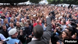 Мелкие и средние предприниматели во время акции протеста перед  зданием правительства, Ереван, 2 октября 2014 г.