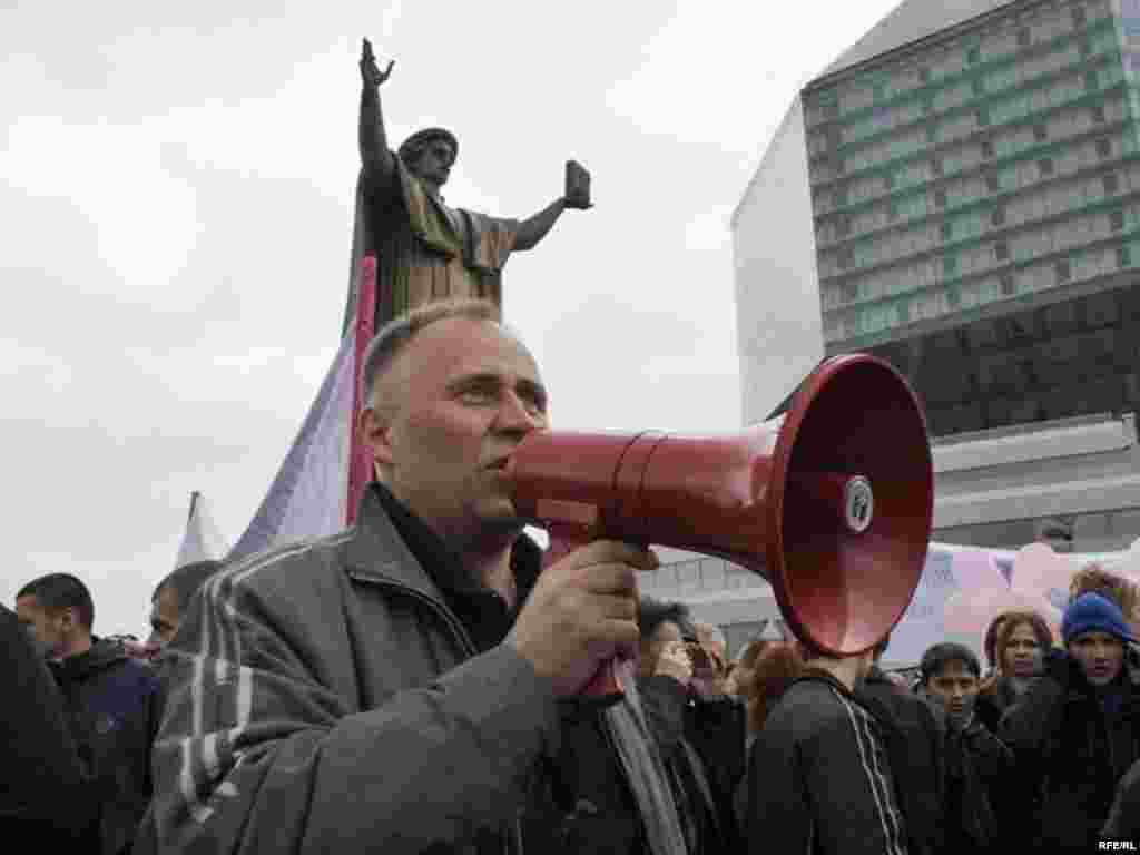 Мікола Статкевіч на афіцыйным сьвяткаваньні 1 траўня, Менск - Мікола Статкевіч на афіцыйным сьвяткаваньні 1 траўня, Менск